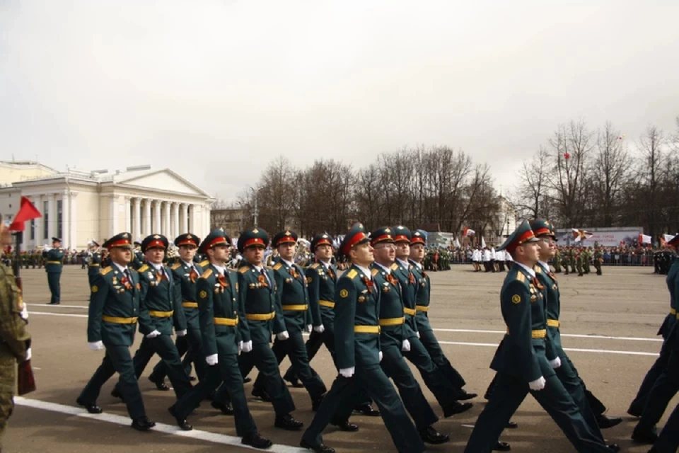 На театральной площади пройдет торжественный парад войск Кировского гарнизона, однако допустят на него только ветеранов и сопровождающих.