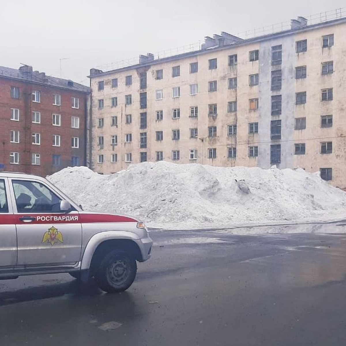 Провалилась на глубину полтора метра: в Норильске школьница едва не утонула  в сугробе - KP.RU