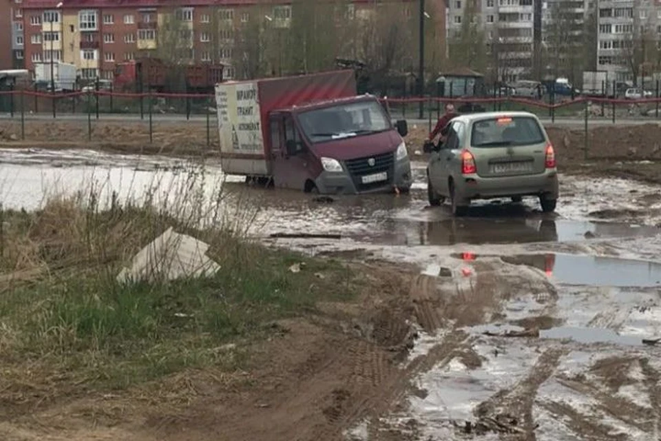 Грузовик застрял в грязи. ФОТО: группа "Ярославль LIVE" ВКонтакте