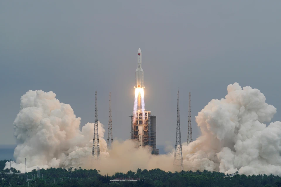 Ракета-носитель «Чанчжэн-5B» стартовала с космодрома Вэньчан в Китае 29 апреля 2021 года