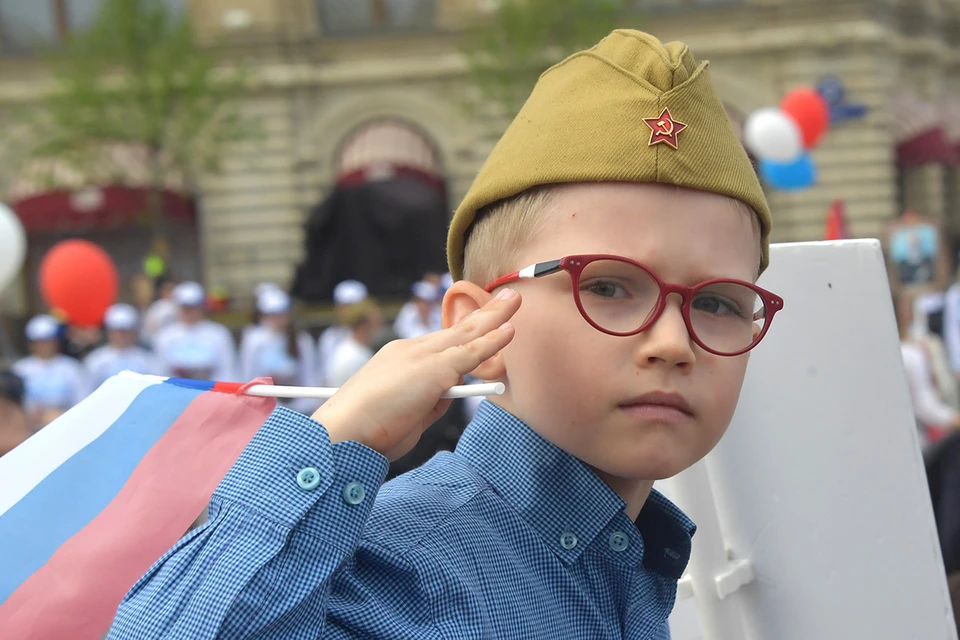 Юный участник акции памяти "Бессмертный полк".