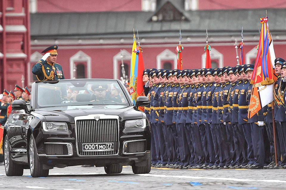 Министр обороны РФ Сергей Шойгу принимает парад Победы.