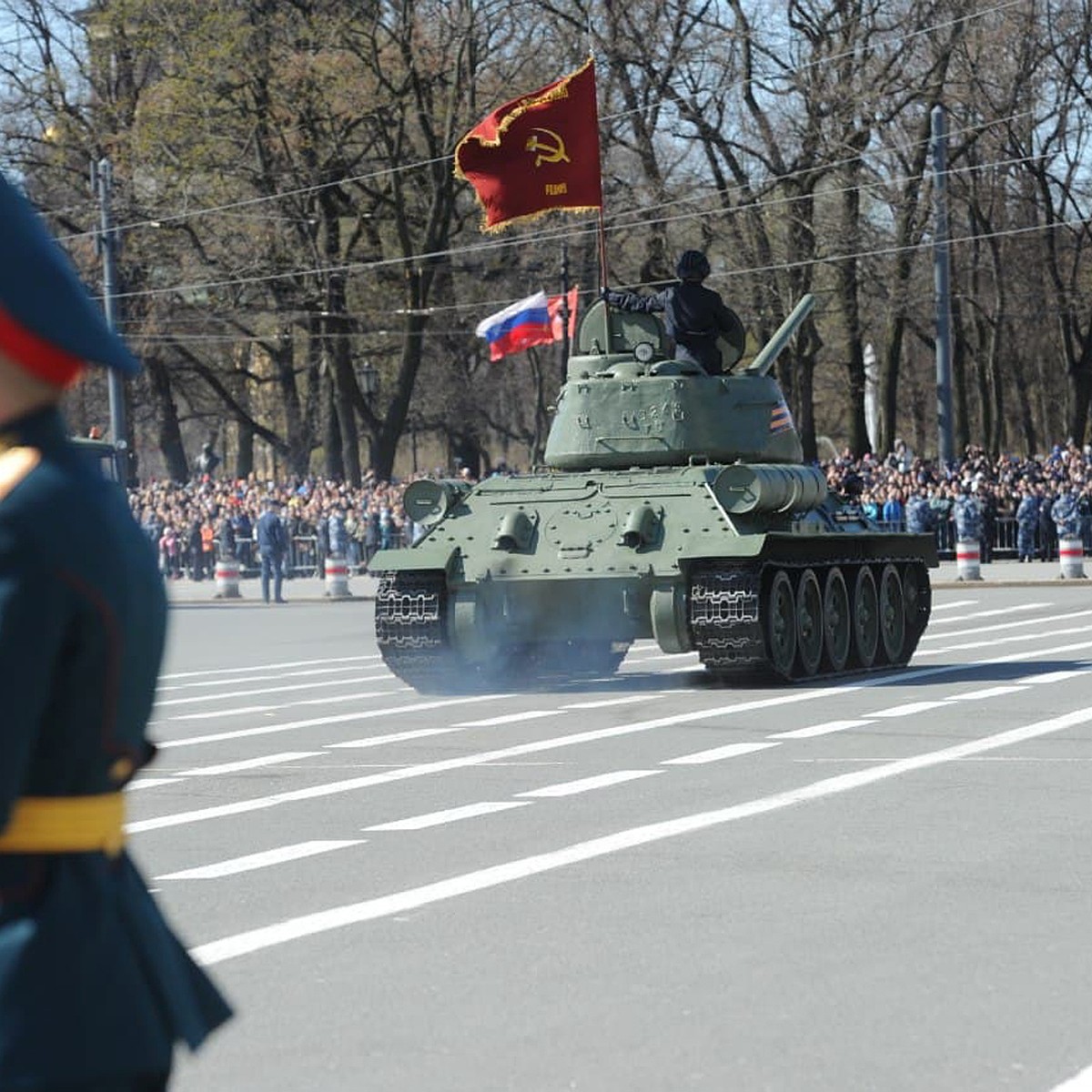 Перекрытый Невский, толпы в центре и новинки военной техники: Как прошел  парад Победы 2021 в Санкт-Петербурге - KP.RU