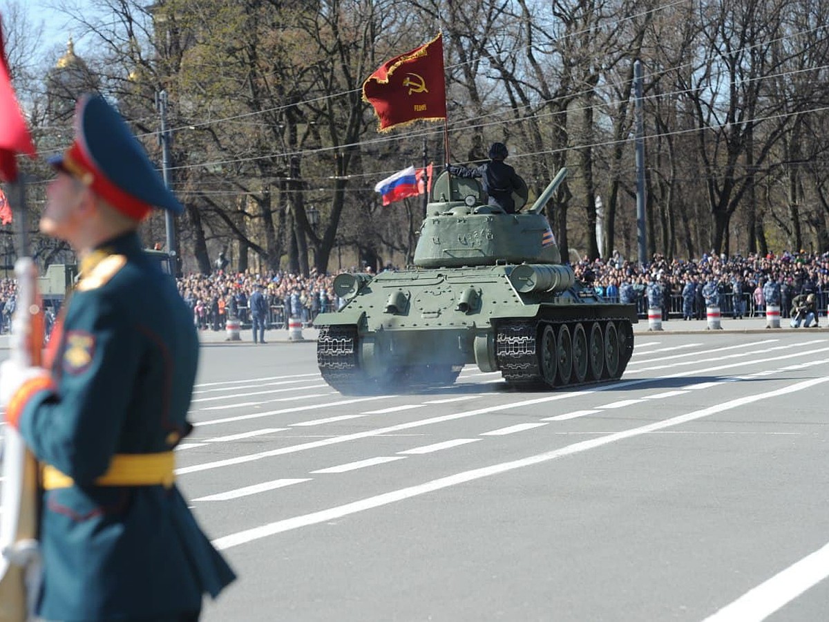 Перекрытый Невский, толпы в центре и новинки военной техники: Как прошел  парад Победы 2021 в Санкт-Петербурге - KP.RU