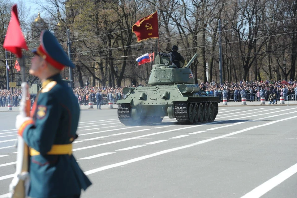 В Петербурге парад Победы прошел на Дворцовой площади.