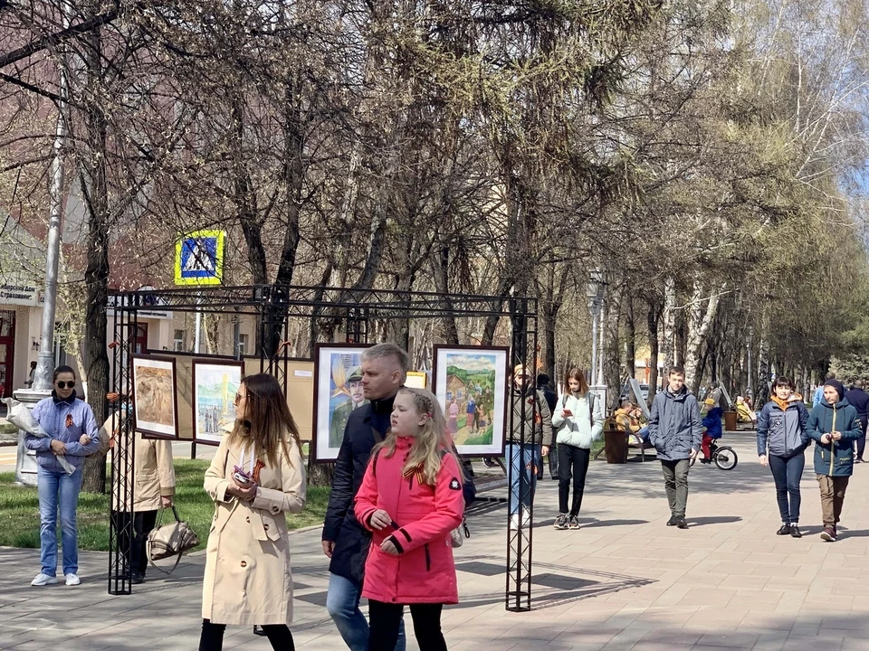 Жители и гости областного центра в День победы прогулялись по улице Весенней.