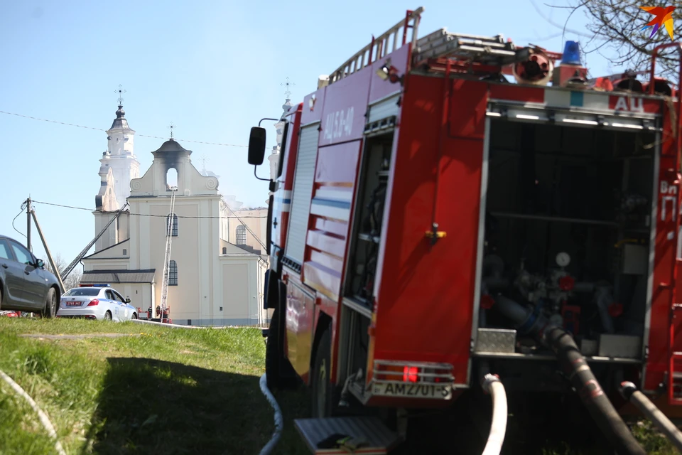 Пожарные ликвидируют последствия пожара в Будславском костеле.