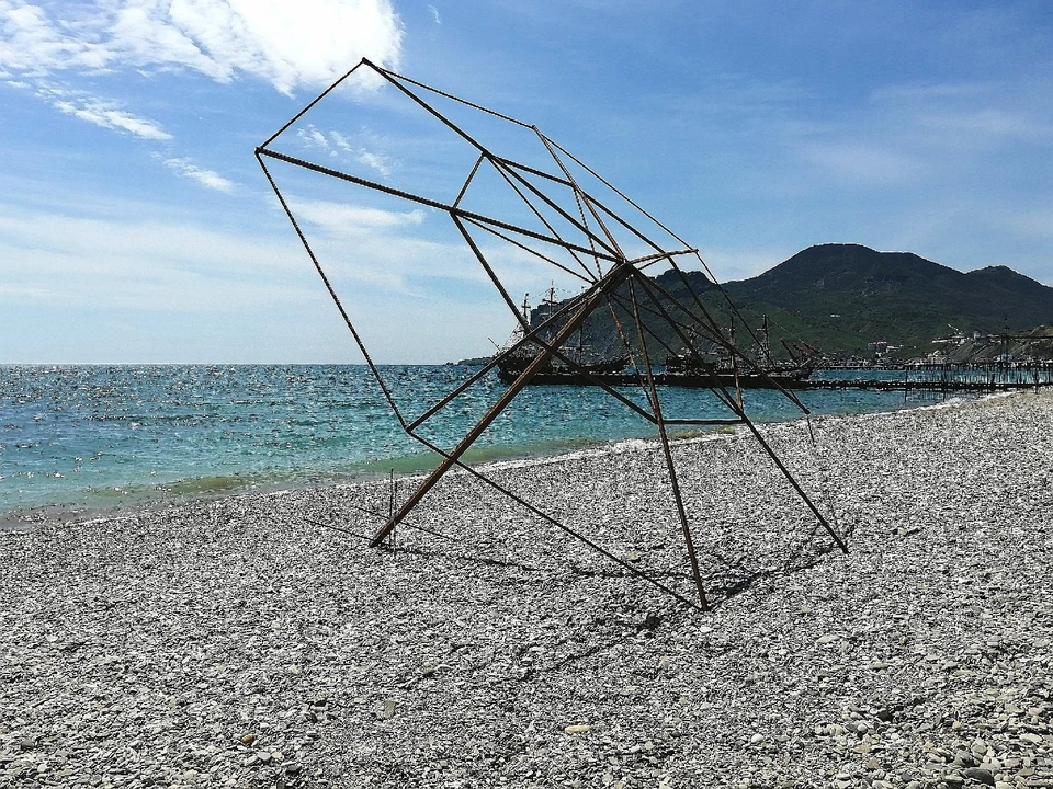 Черное море еще холодное, купаться рановато.