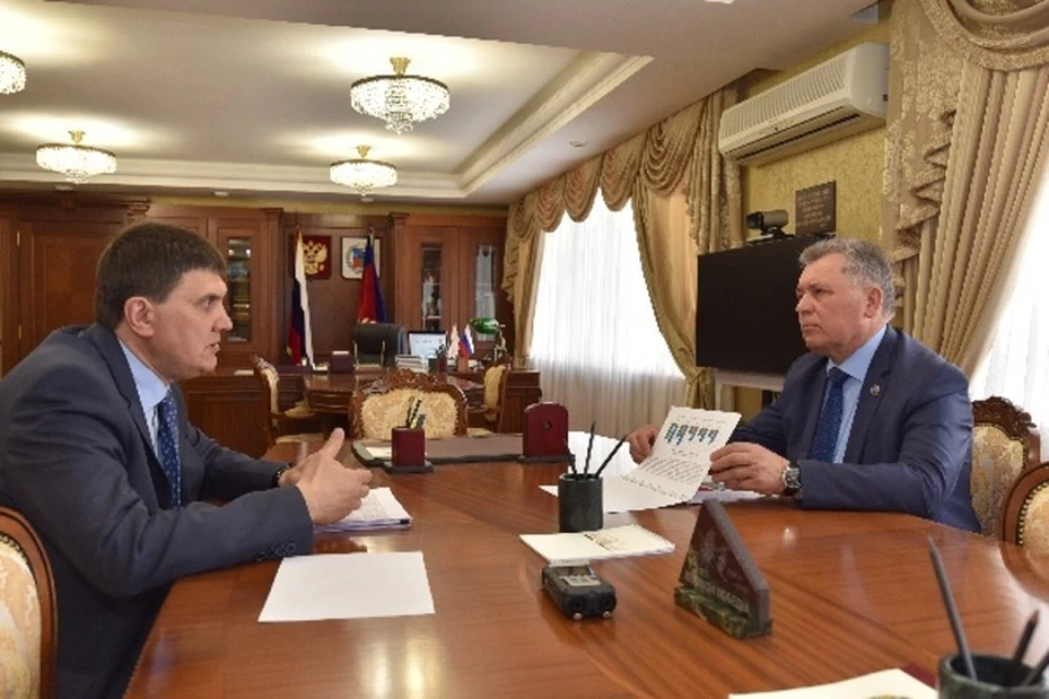 Председатель палаты Виктор Миненок встретился со спикером алтайского парламента Александром Романенко