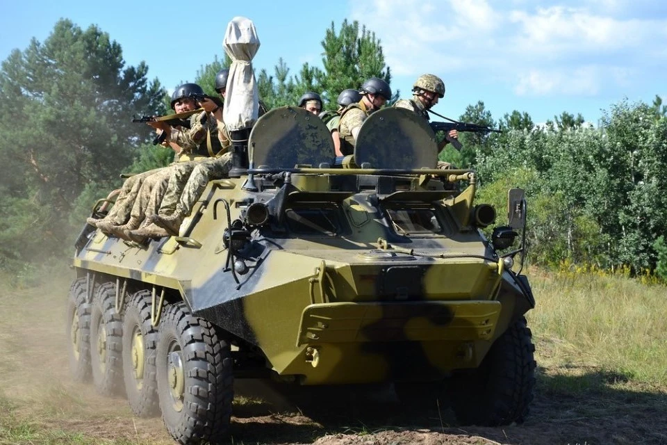 ВСУ разместили бронетехнику в жилом районе села Новозвановка. Фото: архив Минобороны Украины