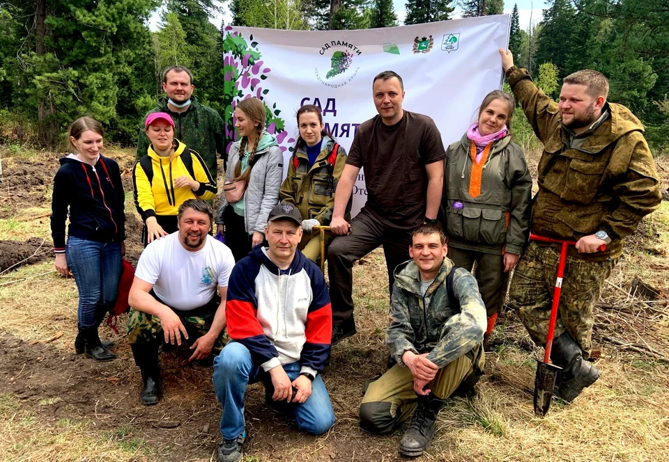 За одну акцию участники сделали два добрых дела - посадили кедры возле села и запечатлели память ветерана войны