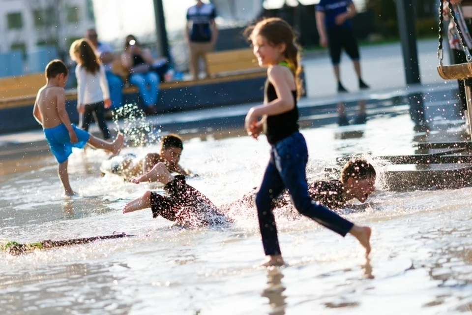 Дети очень любят купаться в фонтане