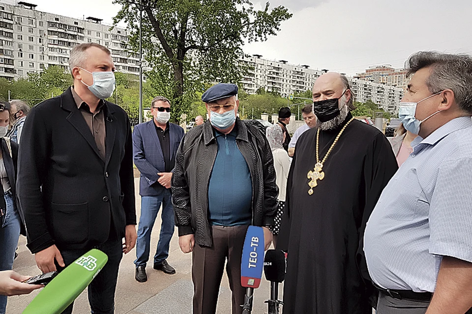 Новый храм Андрея Рублева во время рабочей поездки осмотрели журналист Евгений Попов (слева) совместно с советником мэра и Патриарха Владимиром Ресиным.
