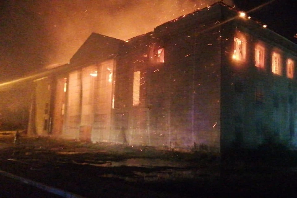 Пожар в Хабаровске: ночью сгорел дом культуры на Шевчука.