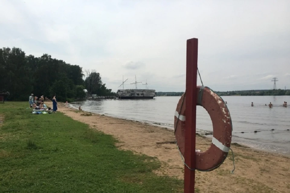 Температура воды еще достаточно низкая и прогрет только верхний слой толщиной до полуметра.