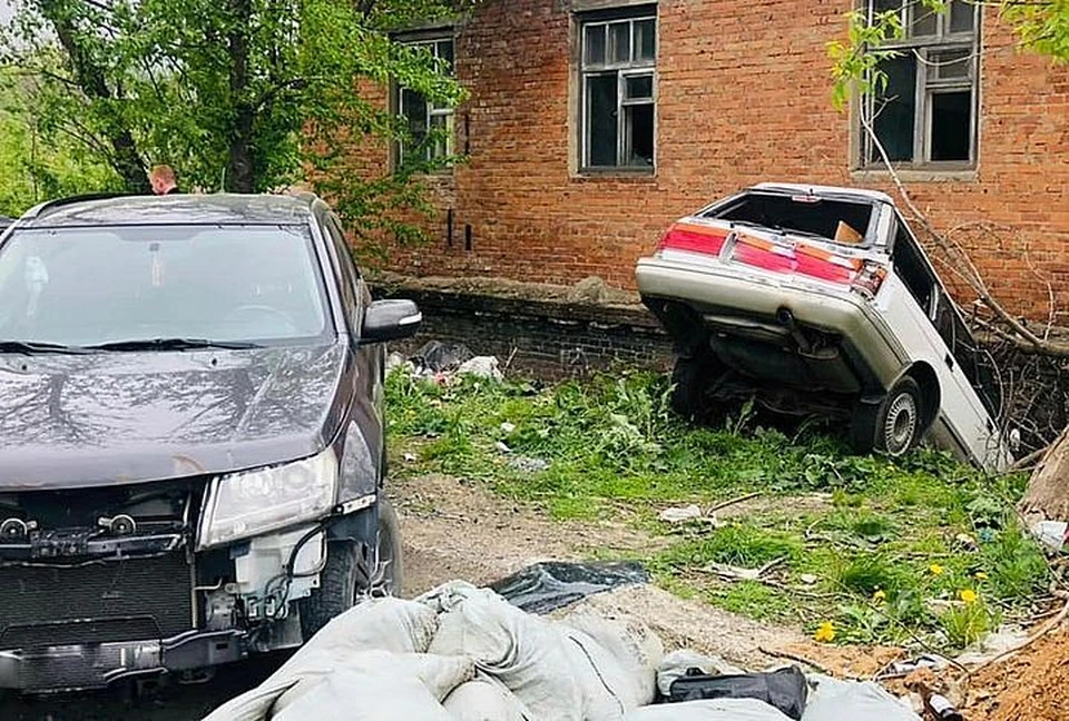 От удара автомобиль слетел в овраг. Фото: www.instagram.com/AK_VDK