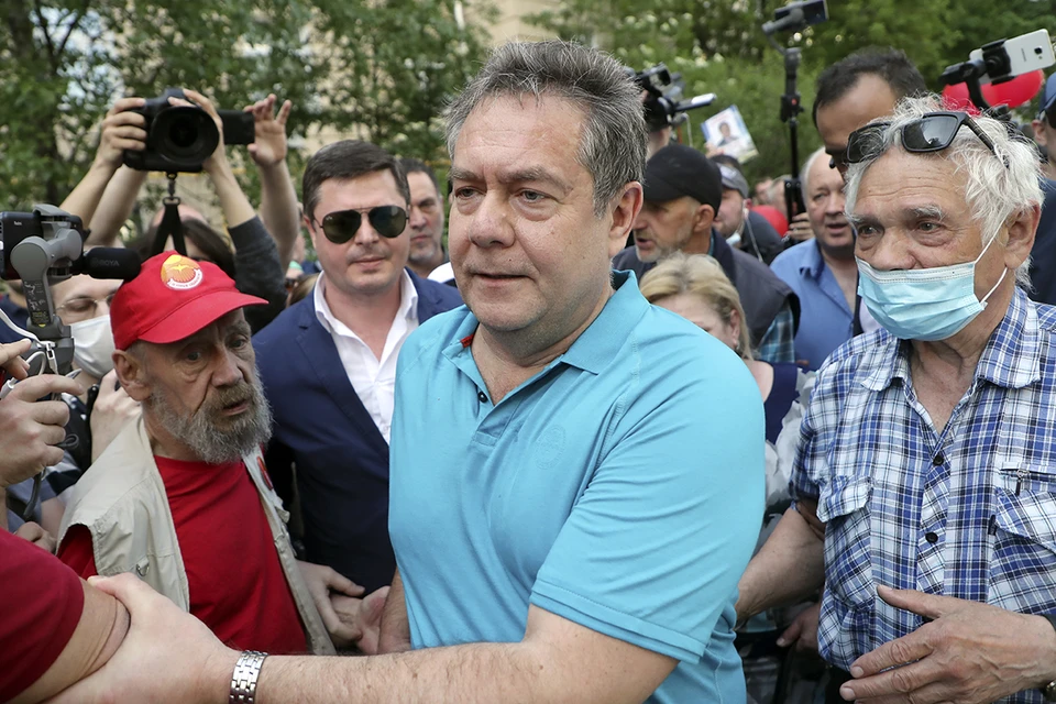 Журналист и политик был приговорен 19 мая к 5 годам условно и штрафу в 700 тысяч рублей. Фото: Антон Новодережкин/ТАСС