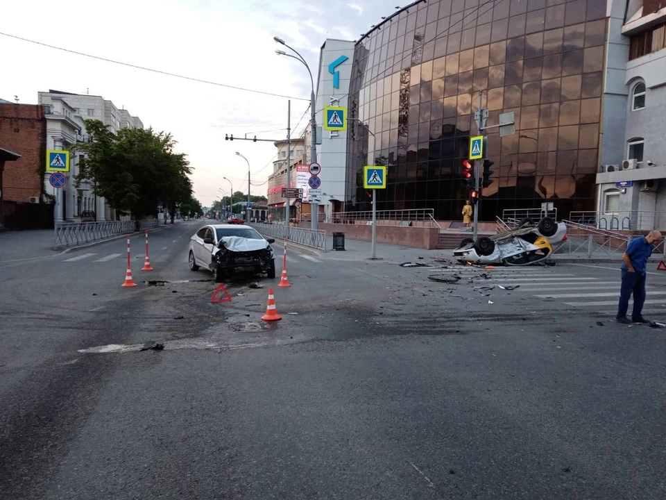 В Тюмени такси перевернулось на крышу после ДТП.