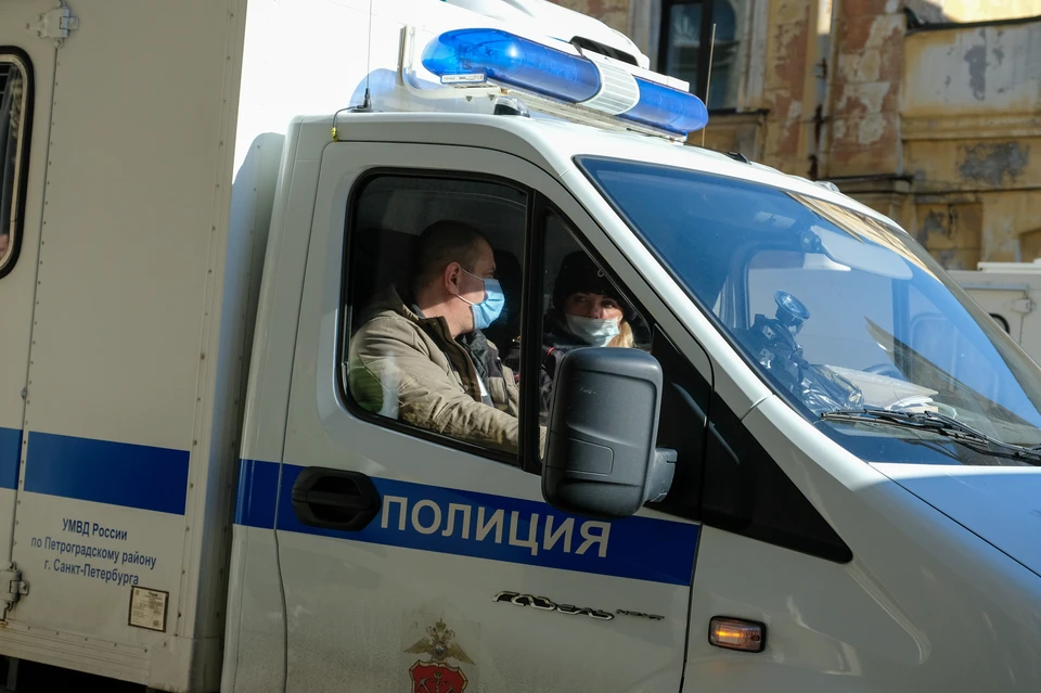 Неадекватного мужчину с топором задержали в Петербурге