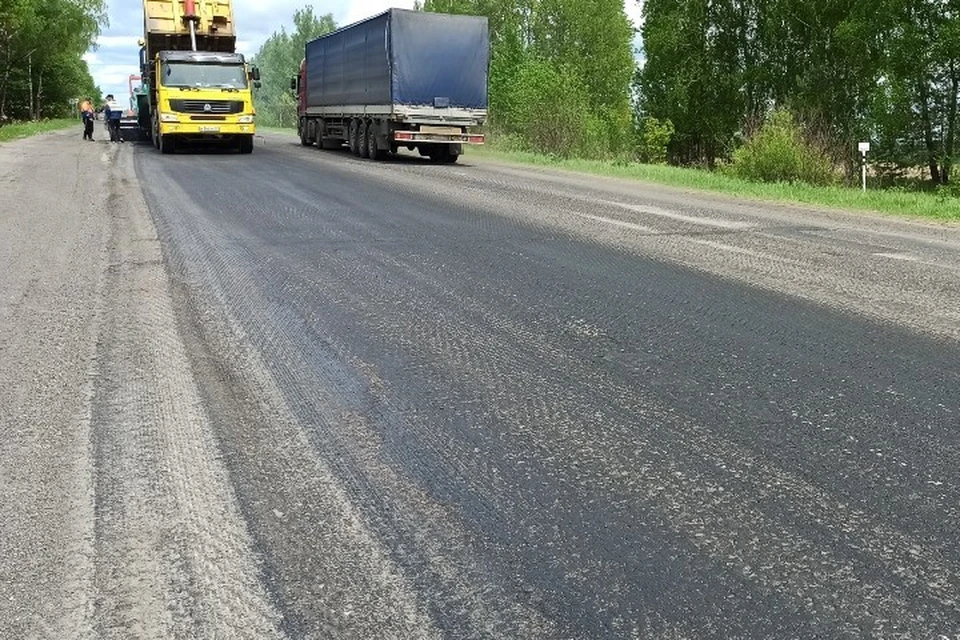 На участке дороги Брянск-Дятьково уложили выравнивающий слой асфальта. Фото: управление автомобильных дорог Брянской области.