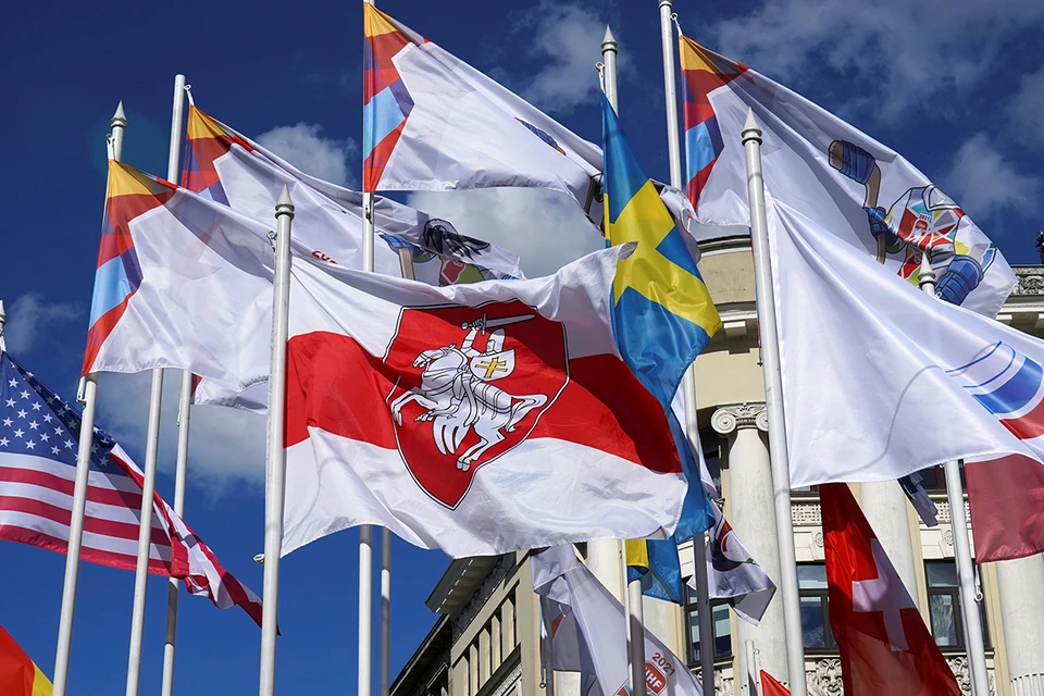 Организаторы чемпионата мира по хоккею в Риге без согласия беларусской команды заменили государственный флаг Беларуси в ряду стран-участниц бело-красно-белым флагом.
