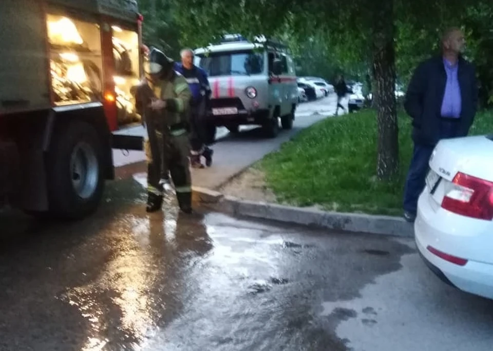 В квартире сгорел холодильник и вещи б/у, закоптились стены и потолок