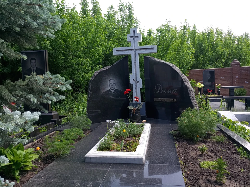 Дмитрий Рузляев похоронен на главной аллее Баныкинского кладбища
