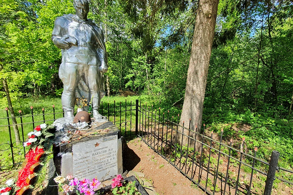 Памятник на могиле стоит с советских времен. Местные власти подкрашивают его раз в год