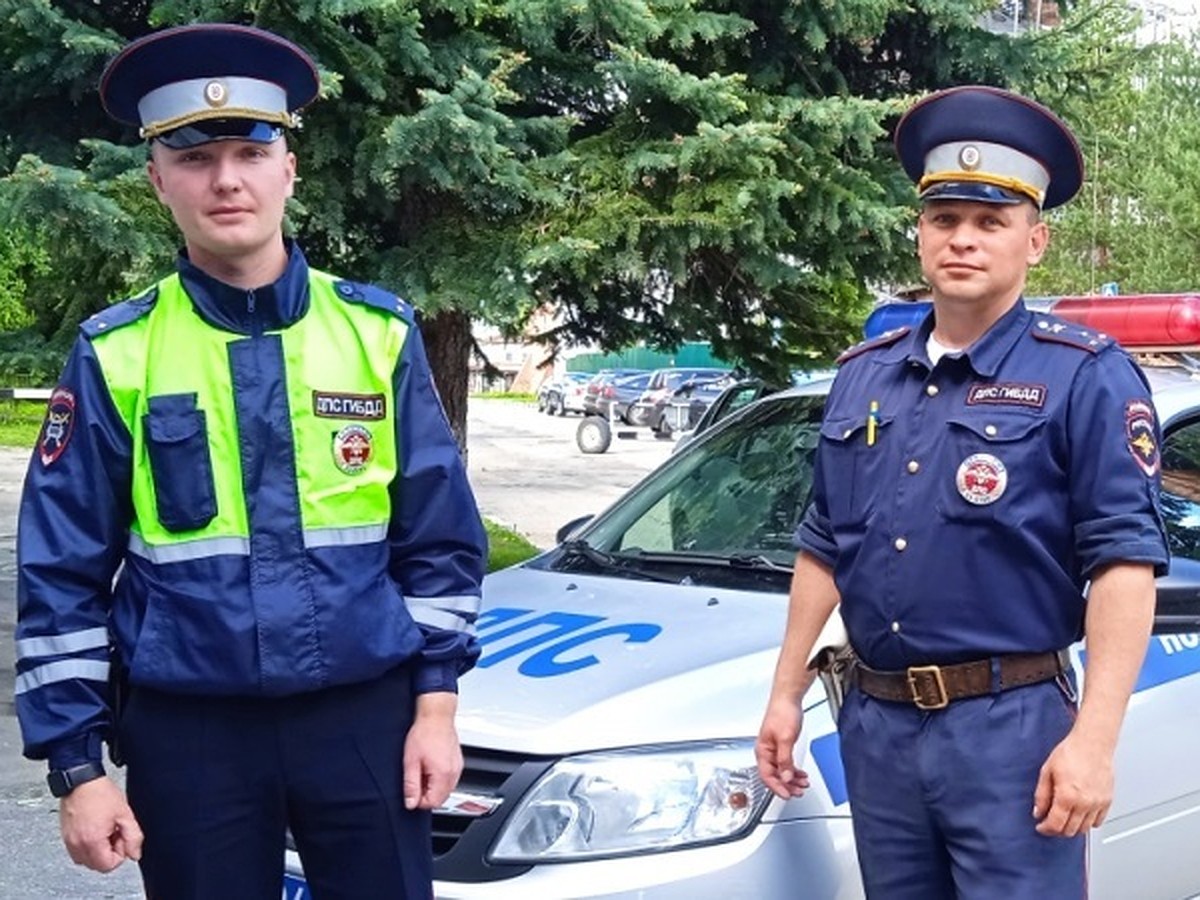 В Юрьев-Польском инспекторы ДПС спасли водителя из полной дыма машины -  KP.RU