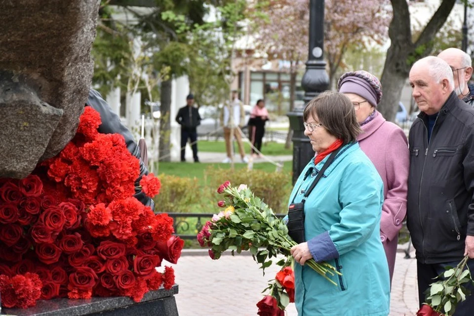 Жители со слезами на глазах возложили цветы к памятнику