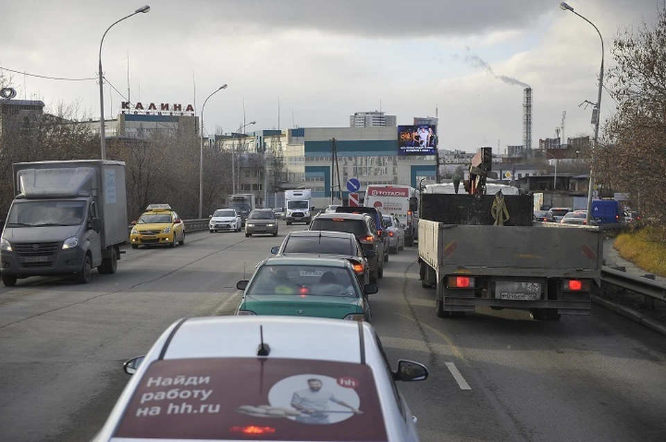 На мосту регулярно возникают пробки