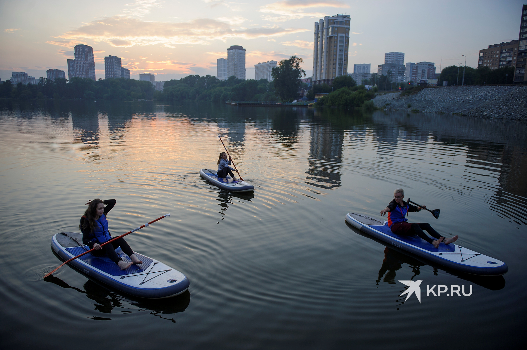 Тем, кто боится упасть в воду, инструктор рекомендует кататься сидя