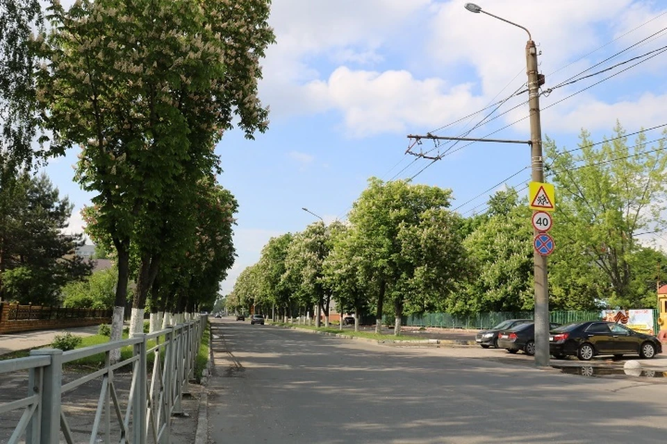 В Брянске обустроят парковку напротив Володарского рынка.