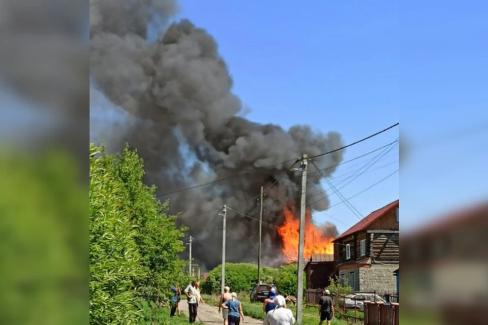 Чп златоуст. Пожар в Златоусте сегодня. Пожар в металлургическом районе Челябинска. Сгорел дом в Златоусте. Пожар в большом Улуе.