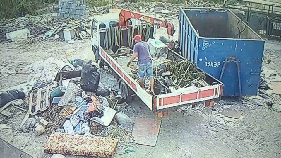 Жителя Удмуртии привлекут к ответственности за сброс мусора в большом объеме в Феодосии, Фото: скриншот видео feo.rk.gov.ru