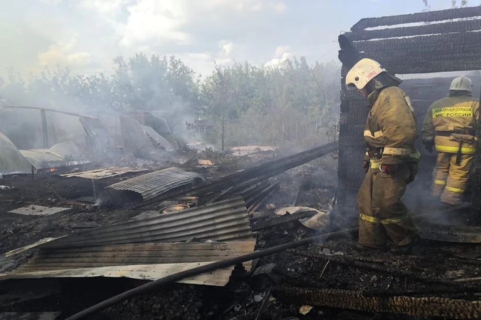 Под Новосибирском огонь уничтожил двухэтажный дом, баню и сарай. Фото: ГУ МЧС по НСО