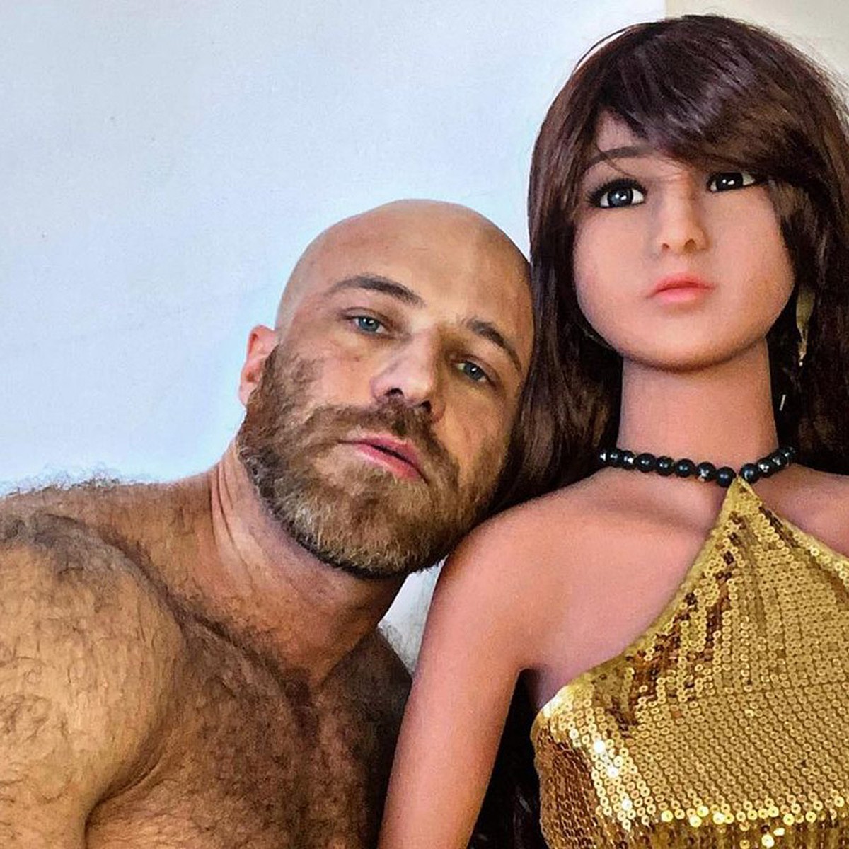 Бородатый муж занимается сексом с женой и резиновой куклой