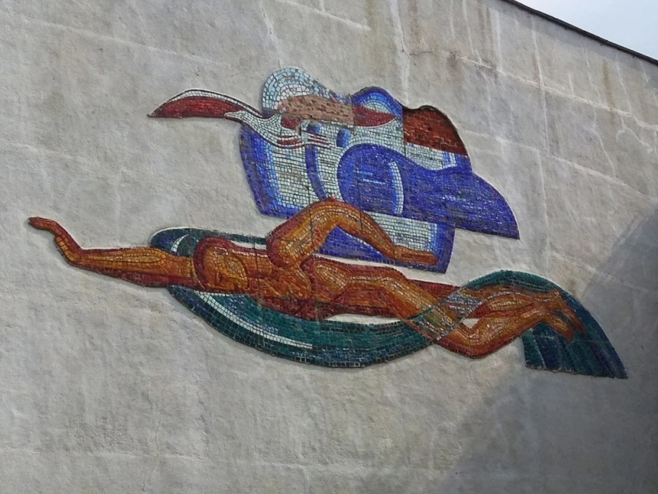 Советская мозаика украшала фасад здания бассейна на Краснодонцев почти полвека. Фото: Александр Казарин