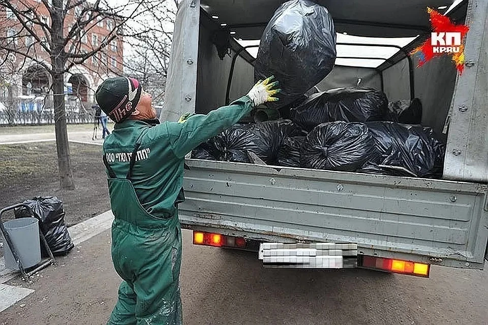 За несанкционированный сброс строительного мусора физические лица получают штраф от 2 до 5 тысяч рублей, юридические – от 30 до 100 тысяч рублей.