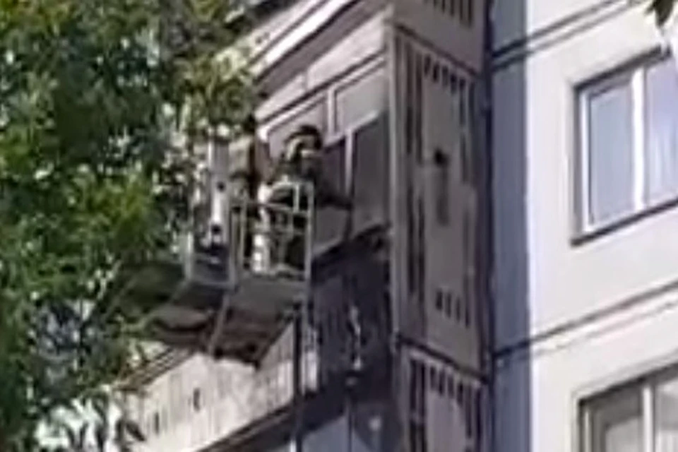 Пожарные с автолестницы потушили огонь на балконе высотки. Фото: стоп-кадр