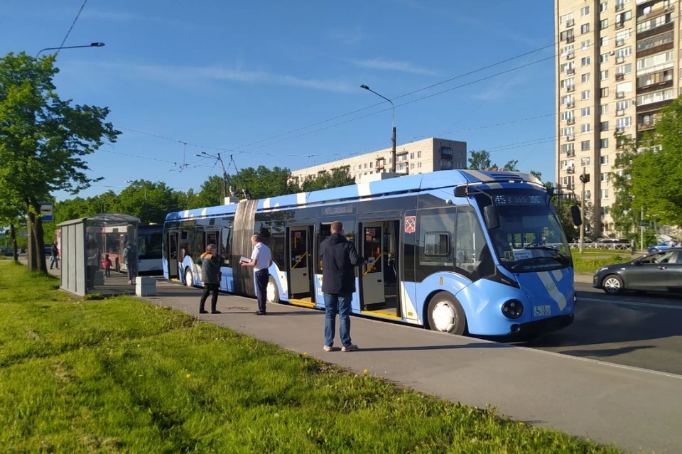В Петербурге проверяют троллейбус с бесхозной вещью.