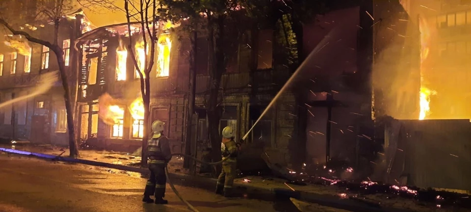 Пожарные тушили дома несколько часов. Фото: ГУ МЧС по Самарской области