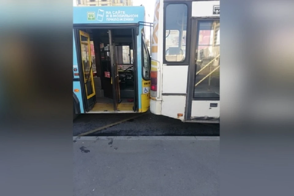 Автобус врезался в маршрутку, пока водитель бегал за безбилетником. Фото: "Невские новости".