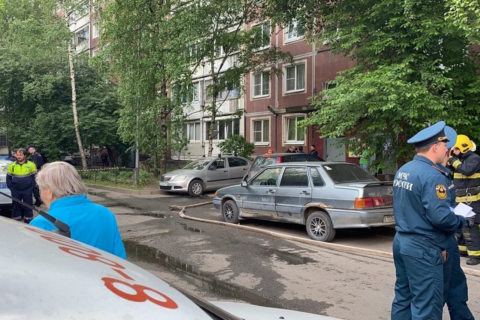 Жилец квартиры на пятом этаже пострадал при утреннем ЧП на проспекте Энтузиастов. Фото: vk.com/spb_today