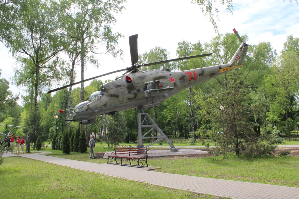 Два боевых вертолета установили Парке Памяти и Славы в Новомосковске