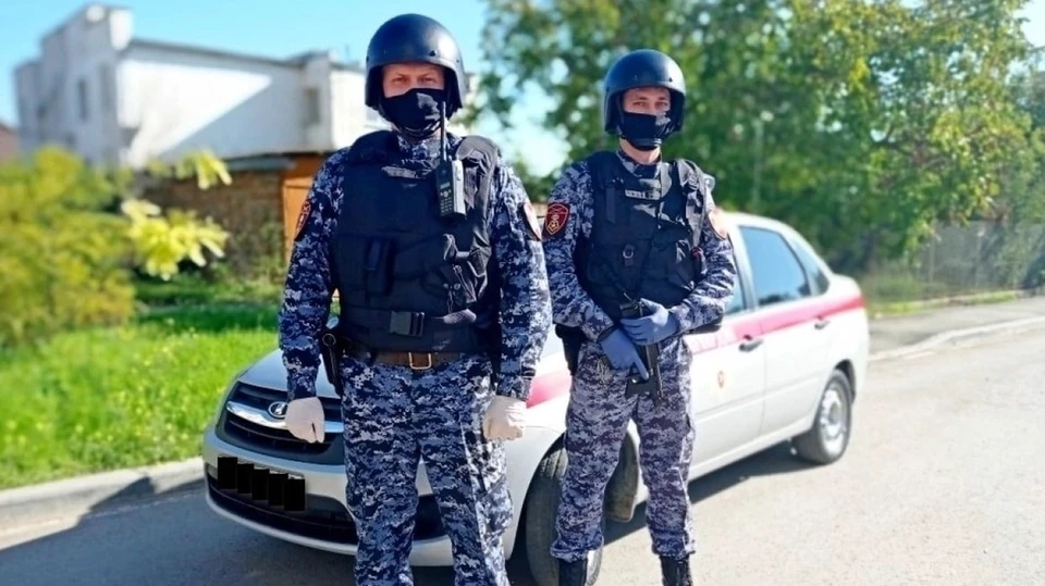 Сотрудники Росгвардии вернули ребенка домой. Фото: пресс-служба Росгвардии