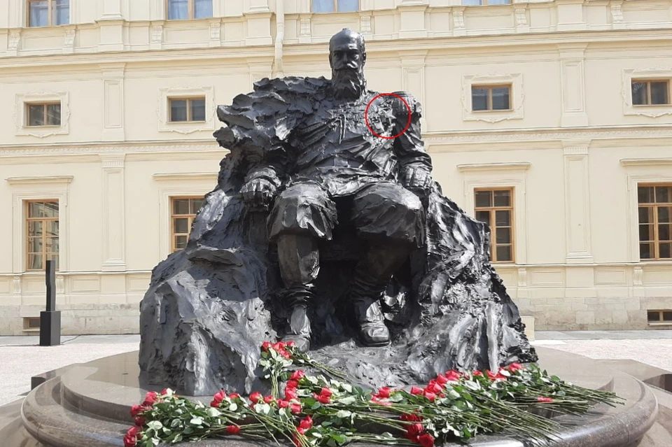 Скульптор извинился за неправильный орден на памятнике Александру III, который открывал Владимир Путин.