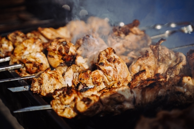 Жарить шашлыки в лесу можно, но соблюдая все противопожарные правила. Фото: архив «КП»