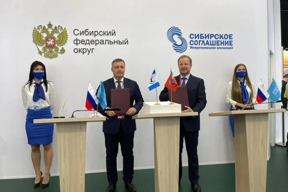 Глава Иркутской области Игорь Кобзев и губернатор Алтайского края Виктор Томенко во время подписания соглашения. Фото: пресс-служба правительства Иркутской области.