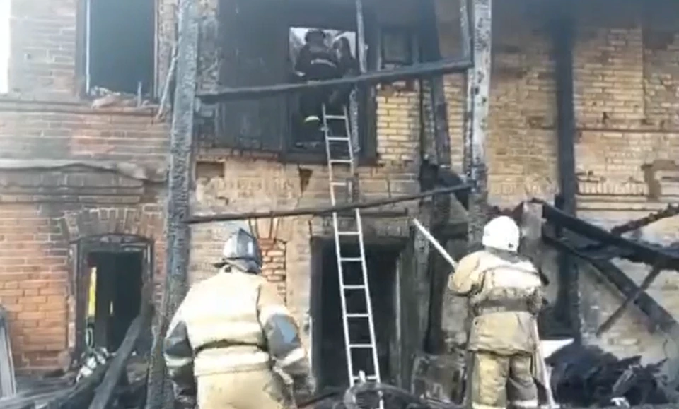 Пожар случился в многоквартирном доме по улице Советской. Кадр видео МЧС России.